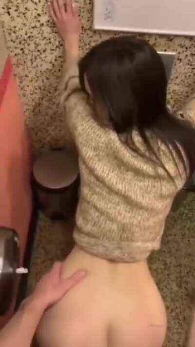 Tuvalette ayakta doggy - Ellie Leen