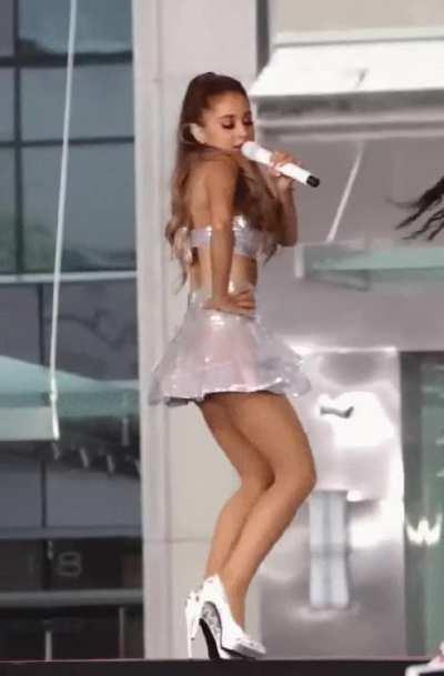 Someone posted a sexy GIF below but I want to post it again with enhanced quality