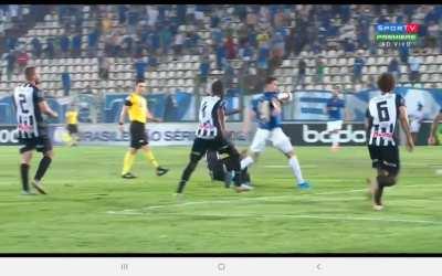 Lance do gol anulado do Marcelo Moreno