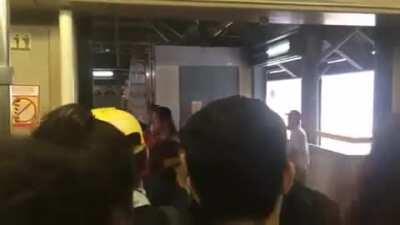 Malfunctioning MRT door in Philippines