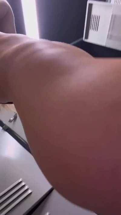 Flashing on a locker room 😘