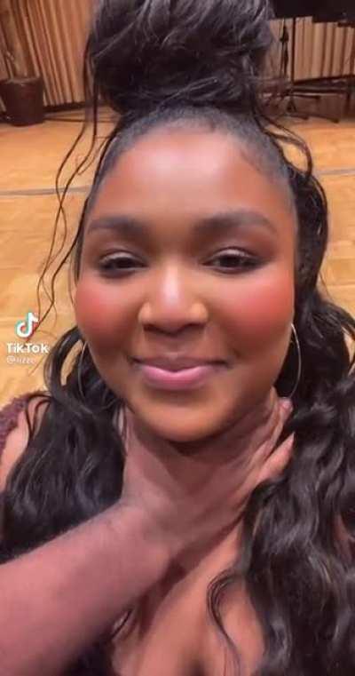 THIS IS NOT EVEN FUNNY, WHO THE HELL IS THIS BOZO WITH OUR QUEEN 😡🤬🤬🤬🤬🤬🤬