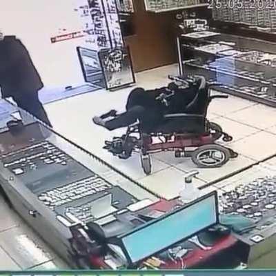 Arm-less man robs a store