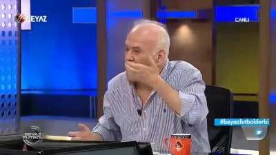 Turkish man eats fly in sports show