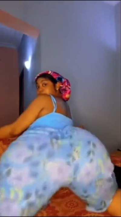 Dribbling them cheeks 😩