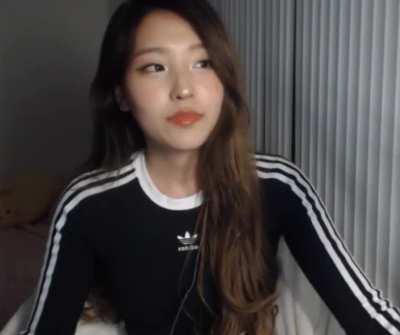Hyoon looking gorgeous on stream