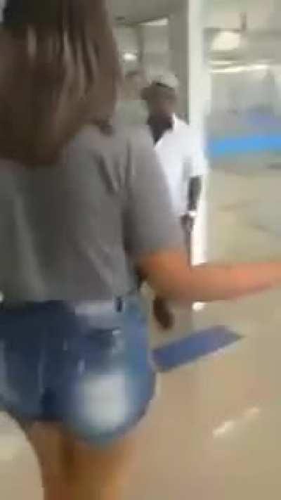 pode adm traveco no grupo???