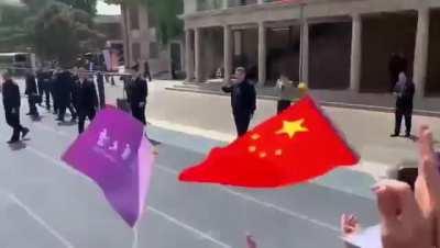 他来了他来了他开着倒车走来了