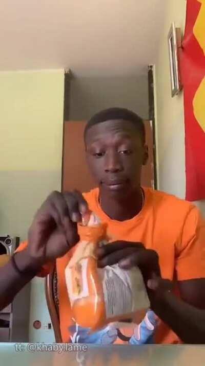 bu tür videoları komik bulmayan bir tek ben miyim ? sanki ortalıkta özgün mizah yapan yokmuş gibi, buna muhtaçmış gibi insanlar buna yığılıyor. bunun gibi saçma şeyler beğenildikçe size daha kaliteli içerik sunmazlar (çocuğun instagramı : khaby00 - merak 