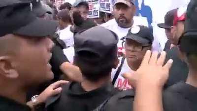 Policia a manifestante: 