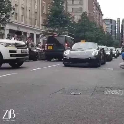 Чувак подрезал мажориков в Лондоне