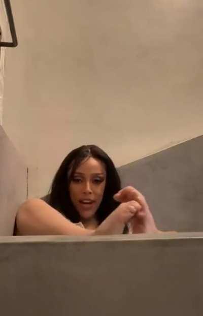 Doja Cat in bathtub probably masturbating during live
