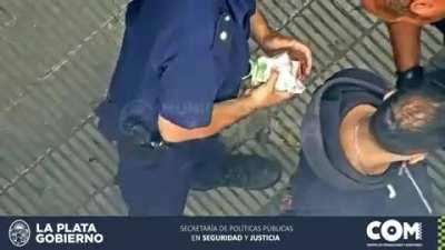 [LA PLATA] Chorro afana camioneta y lo agarra la policía (Atentos al 0:44)