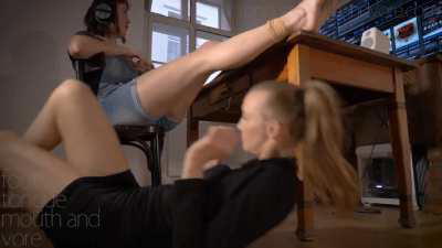 Pendant qu'elle est sur son ordinateur...