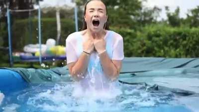 Julia Beautx im Pool