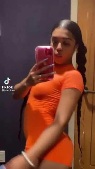 Damn what I wouldn’t do to her😛😛