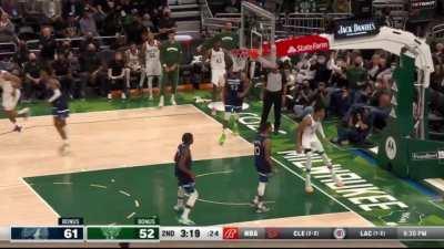 [Highlight] Shaq possesses Giannis as he babies KAT and jams it on him