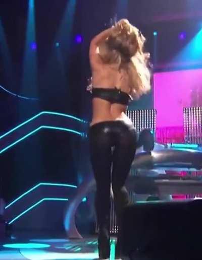 The way Shakira move her body