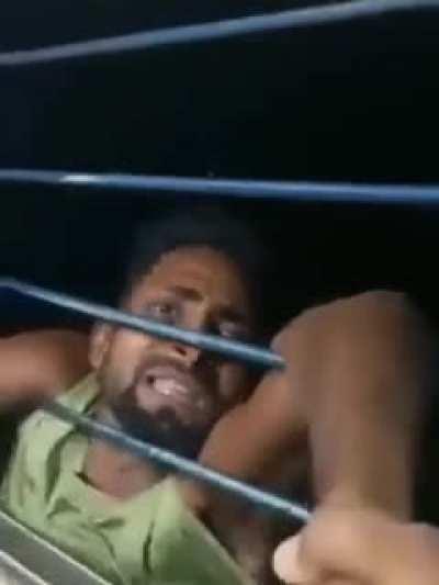 Begusarai, Bihar: Viral Video of a Mobile thief caught by Train Passengers.He was hanged out of train for 15 km before handing him over to GRP.