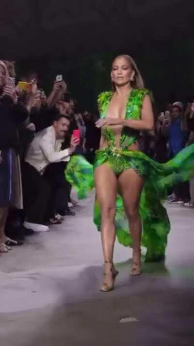 Jennifer Lopez showed those legs perfect