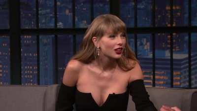 Cleavage at Late Night with Seth Meyers (11 November, 2021)