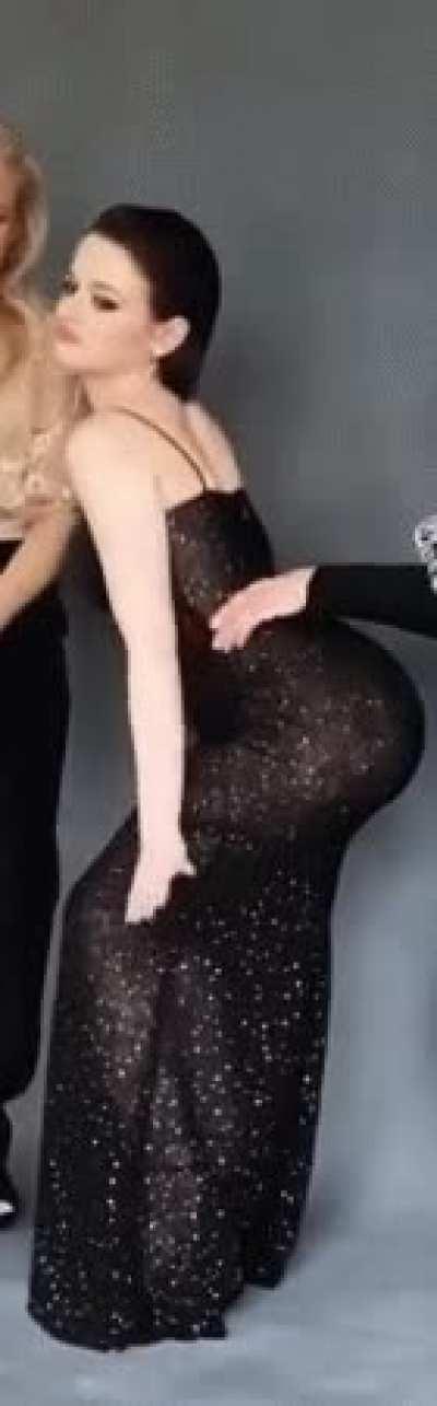 Joey King shaking that ass