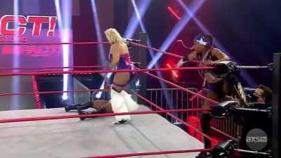 Taya Valkyrie Slaps Her Ass & Stinkface Kiera Hogan