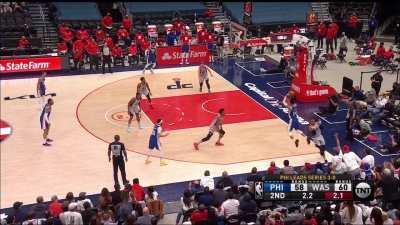 [Highlight] Danny Green beats the halftime buzzer with a triple