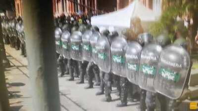 Cuando te colgas charlando con tu compa del cole...