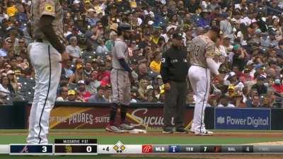 [Highlight] Padres CF Trent Grisham plays a should-be inning-ending flyball poorly, leading to Adrianza picking up an RBI single