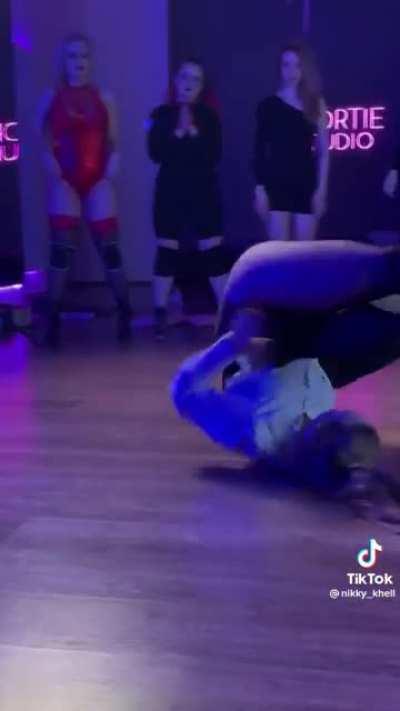 Everyone should wear pants like this😳 :nikky_khell