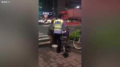 广东老百姓用生化武器对付支晶，还不用担心武器被没收。