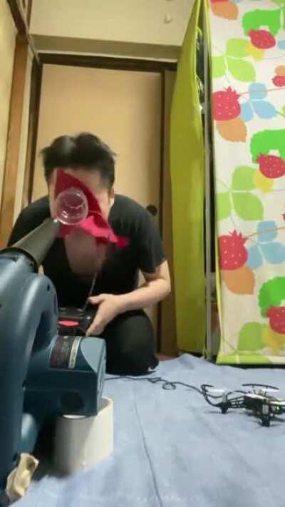 Pra que usar uma mesa se você tem um rosto?