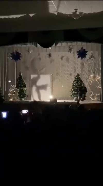 В Краснодарском крае в сельском ДК прошло новогоднее шоу со сценами секса, пишет SHOT.