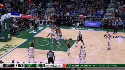 [Highlight] Dame Lillard hits two back-to-back pull up 3s and now has 19 points in the first quarter!