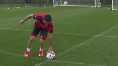 Mikel Arteta showing the players who's boss in training 😎😎😎