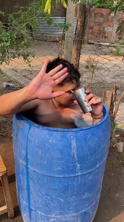 Ahora que tiene pileta, no lo busquen.