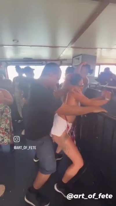 (📸@art_of_fete) Filipina gyal 💃🏾🍑 knocks wind out of whine 😆😩