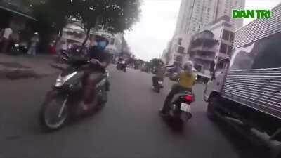 Convenient cop vs theif crazy bike chase [Vietnam]