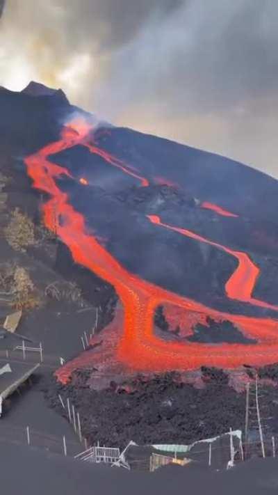 The volcano on La Palma opened a new gorge yesterday