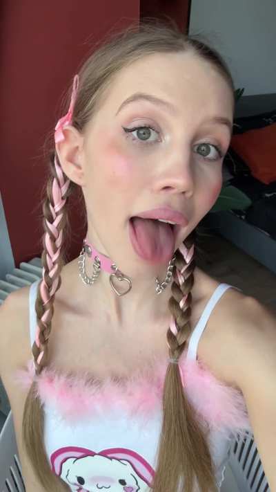 Give me your face like a good boy and i will drool on it