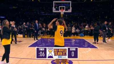 [Highlight] Lakers fan tries out a bold strategy for fan contest; it doesn't work out