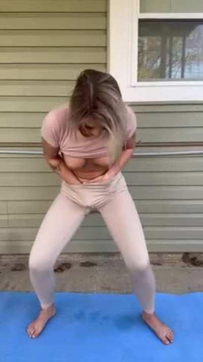 u/yourplaymae cumming for the neighbors 💋