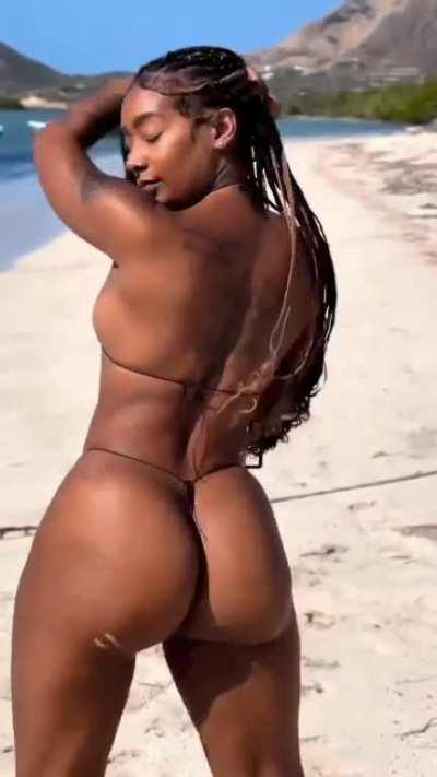 Beach twerk @ bantu_hotness