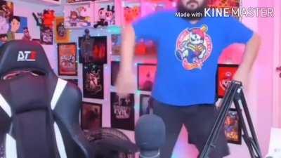 Core dançando musica de anime kk