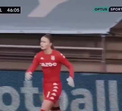 Мужик и женщина просят мяч