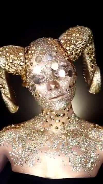 Сколько макияжа тебе надо? ДА!