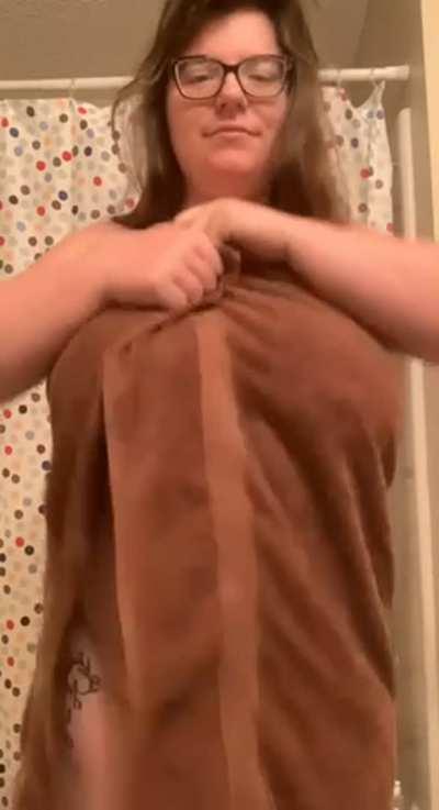 My towel doesn’t even cover my huge tits…🥵