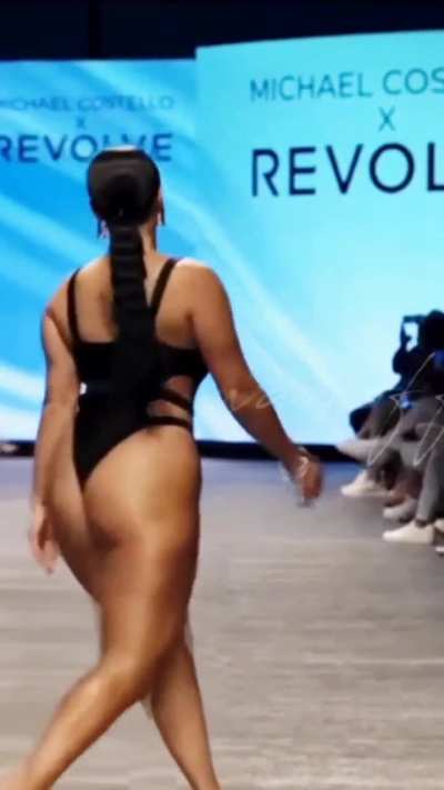 Look at the bitch's ass jiggle (filisfakia)