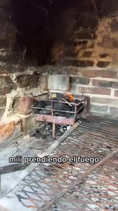 Las milis tratando de prender el fuego